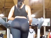 Watch amazing booty at the gym
